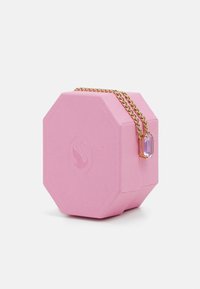 Roze achthoekige sieradenbox met een textuur oppervlak en een gouden ketting. Bevat een helder, met paars accenten versierde hanger.