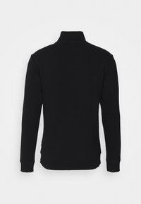Zwarte sweatshirt met een hoge kraag, lange mouwen, geribde manchetten en een licht gebogen zoom. Gemaakt van zachte stof zonder zichtbare patronen.