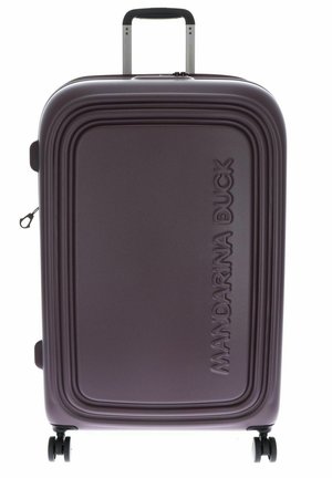 Maleta rígida de color púrpura oscuro con cuatro ruedas, asa telescópica y "MANDARINA DUCK" en relieve en el panel frontal.