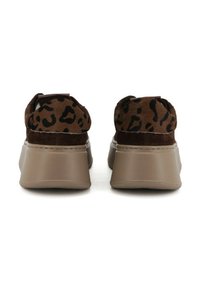 Sneaker marroni con accenti di stampa leopardata, tomaia in suede, suola chunky beige, punta rotonda e colletto imbottito per il comfort.