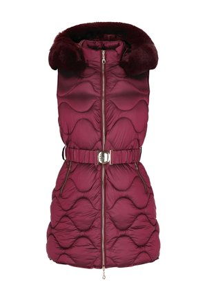 Bordeaux puffer gilet met een faux fur capuchon, ritssluiting aan de voorkant en een riemdetail. Heeft een gequilt patroon en twee ritszakken aan de zijkant.