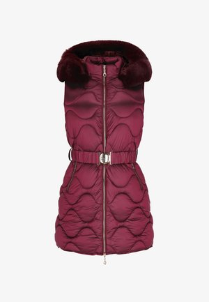 Bordeaux puffer gilet met een faux fur capuchon, ritssluiting aan de voorkant en een riemdetail. Heeft een gequilt patroon en twee ritszakken aan de zijkant.