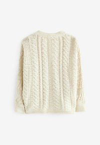 Strikcardigan i off-white med kabelmønstre, ribbede manchetter og rund halsåbning. Teksturdesignet har åbent mønster.