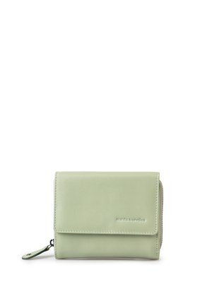 Lichtgroene leren portemonnee met een ritssluiting voor munten en een klep met sluiting, subtiel het merknaam geperst aan de voorkant.