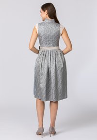Blaues Kleid mit floralem Muster, Spitzeneinsatz an den Ärmeln, tailliertem Oberteil und gefaltetem Rock. Verfügt über einen Satinbund und einen hohen Kragen.