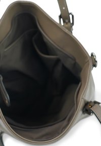 Beige leren handtas met een grote opening, interne vakken en een gladde textuur; voorzien van een afneembare schouderriem.