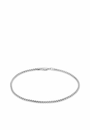 Silbernes Kastenketten-Armband mit Karabinerverschluss, kreisförmig auf weißem Hintergrund angeordnet.