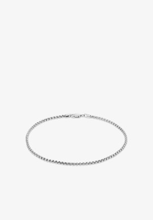 Silbernes Kastenketten-Armband mit Karabinerverschluss, kreisförmig auf weißem Hintergrund angeordnet.