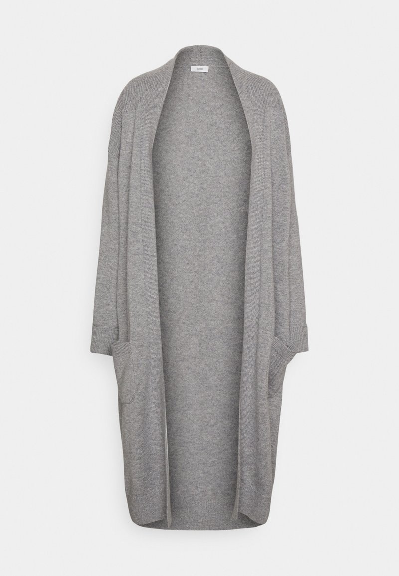 Cardigan long gris à ouverture frontale, épaules tombantes, deux poches avant, et poignets côtelés, présenté sur un fond blanc.