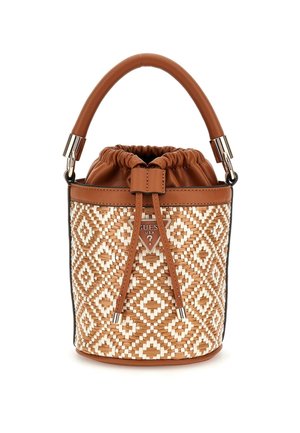 Brun og hvid flettet bucket-taske med læder snøre i toppen, polstret læderhåndtag og trekantet Guess-logo foran.