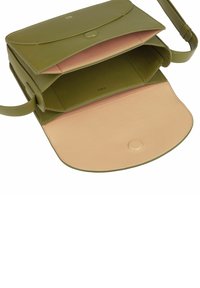Olivgrüne Lederhandtasche mit Klappenverschluss, ausgestattet mit einem hellbraunen Innenraum, einem einzelnen Fach und einem runden Druckknopf-Detail.