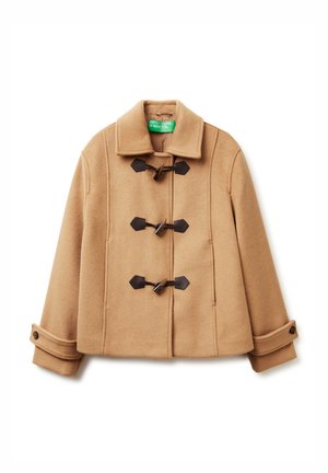 Abrigo de lana color camel con capucha ancha, tres cerraduras de toggle oscuras y correas de puño con botón, etiquetado como United Colors of Benetton.