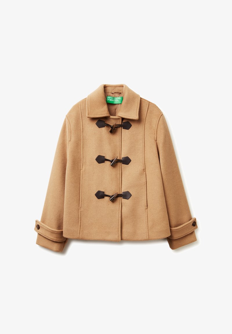 Płaszcz wełniany w kolorze camel z szerokim kołnierzem, trzema ciemnymi zapięciami na toggle oraz zapinanymi mankietami oznaczony marką United Colors of Benetton.