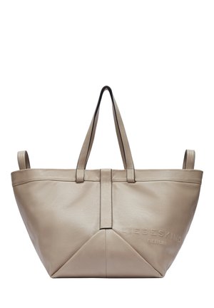 Beige Leder-Tote-Bag mit strukturiertem Design, ausgestattet mit zwei Griffen, Logo-Detail und einer dreieckigen Naht am Boden. Glatte Textur.