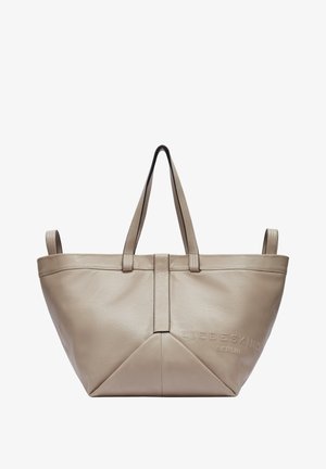 Beige Leder-Tote-Bag mit strukturiertem Design, ausgestattet mit zwei Griffen, Logo-Detail und einer dreieckigen Naht am Boden. Glatte Textur.