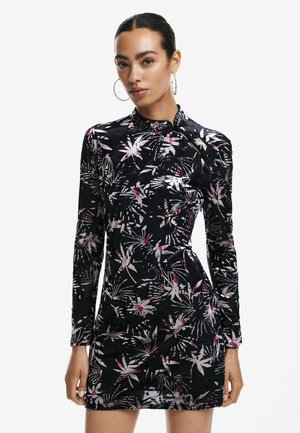 Langärmliges Kleid aus schwarzem Velours mit rosa und grauem Blumendesign. Hat einen hohen Kragen und Knopfdetails am Ausschnitt.