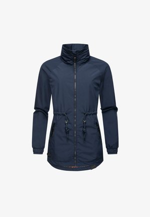 Jūras zilā vējjaka ar augstu apkakli, priekšējo rāvējslēdzēju, regulējamu sašaurināšanu jostasvietā un elastīgām aprocēm; gluda tekstūra, minimāls dizains.