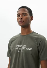 Koton SLOGAN CREW NECK SHORT SLEEVE - T-shirts print - green