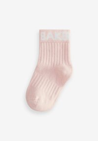 Chaussette côtelée rose clair avec un motif uni et un logo "BAKER" blanc sur le revers. Texture douce, design hauteur cheville.