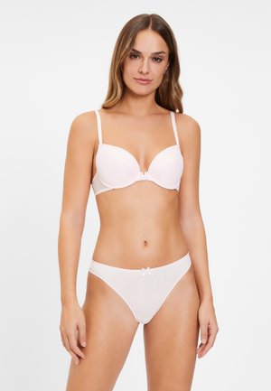 Hellrosa Dessous-Set mit einem gepolsterten BH mit Spitzenstruktur und verstellbaren Trägern, kombiniert mit passenden Bikini-Höschen mit einem kleinen Schleifendetail.