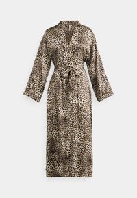 Robe en satin à imprimé léopard avec manches longues, ceinture à nouer et col. Design fluide, texture lisse, avec des taches noires et brunes sur un fond beige.
