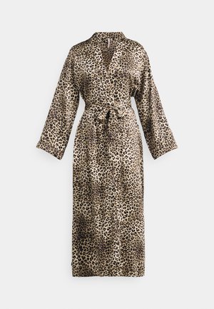 Robe en satin à imprimé léopard avec manches longues, ceinture à nouer et col. Design fluide, texture lisse, avec des taches noires et brunes sur un fond beige.
