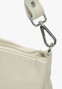 Biała skórzana torebka z zamknięciem na zamek, charakteryzująca się gładką teksturą, przeszyciami oraz metalowym klipsem do przymocowania.