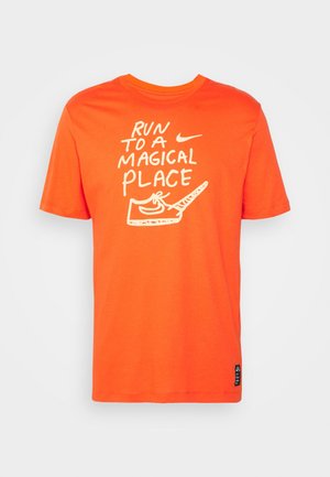 Jaskrawo pomarańska koszulka z krótkim rękawem z białym napisem „Run to a magical place” oraz stylizowaną grafiką buta do biegania pod napisem.