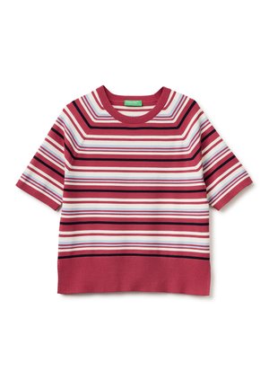 Sweter dziany z krótkim rękawem z poziomymi paskami w odcieniach różu, bieli, czerni i jasnego niebieskiego, z okrągłym dekoltem i prążkowanym dołem.