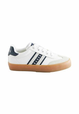 Sneaker bianco con accenti blu navy, caratterizzata da due motivi a righe e una suola in gomma. Realizzata in materiale sintetico con chiusura a lacci.