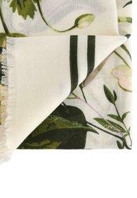 Kevyt kankainen huivi, jossa on kukkakuosi vihreänä, vaaleanpunaisena ja off-white värillä. Ominaisuudet fringe-reunat ja päällekkäiset osat näyttäen tekstuuria.