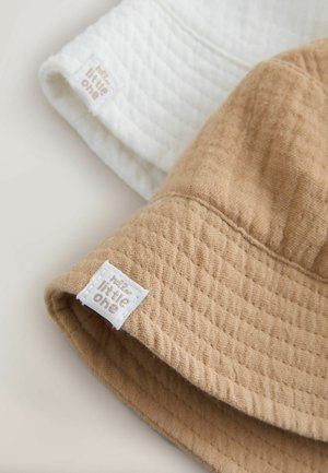 Dwa teksturowane bawełniane kapelusze typu bucket, jeden beżowy, drugi biały, każdy z małą białą metką z napisem "for little one".