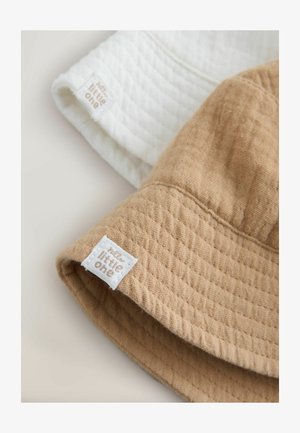 Dva teksturirana pamučna šešira tipa bucket, jedan bež, a drugi bijeli, svaki s malom bijelom etiketi na kojoj piše "za malu djecu."