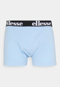Himmelblau Boxer-Shorts mit einem schwarzen elastischen Bund, der das "ellesse"-Logo in Weiß zeigt. Hergestellt aus einem weichen, dehnbaren Baumwollmaterial.