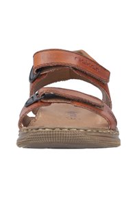 Sandale en cuir marron avec des bretelles ajustables, design ouvert à l'avant, semelle texturée et semelle cousue. Logo de la marque visible sur la sangle.