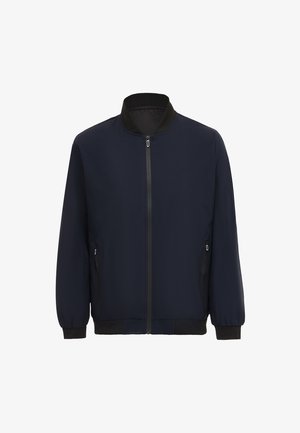 Giacca bomber navy realizzata in tessuto liscio, con colletto alto, chiusura frontale a zip e polsini e vita elasticizzati. Due tasche laterali.
