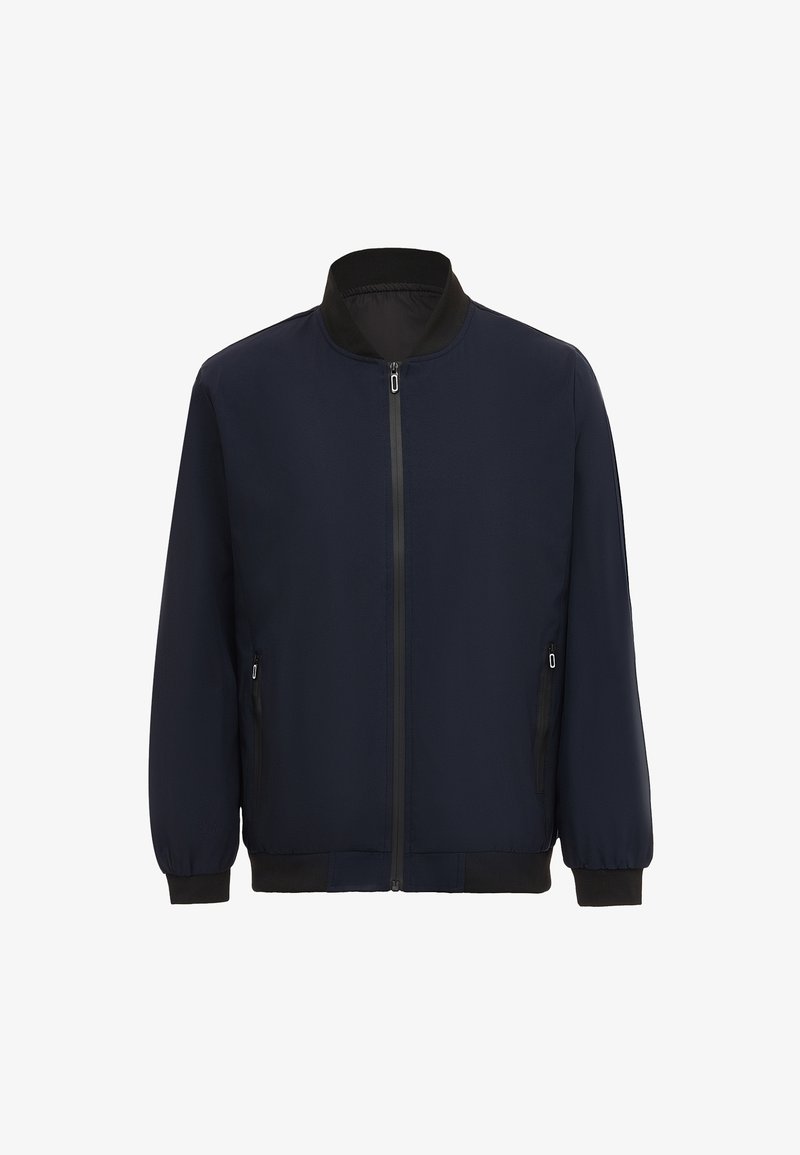 Námořnická bombardérská bunda vyrobená z hladkého materiálu, s křídlovým límcem, předním zipem a elastickými manžetami a pasem. Dvě boční kapsy.