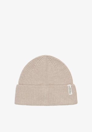 Beige gebreide muts met een geribbelde textuur, voorzien van een omgeslagen boord en een klein merklabel aan de zijkant.