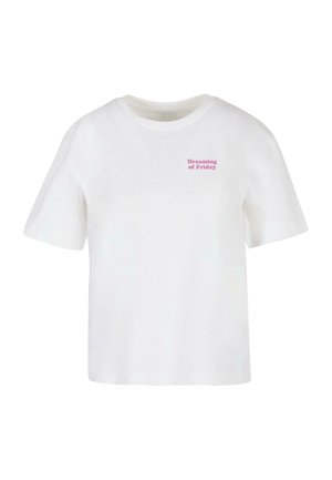 T-shirt bianco in cotone con maniche corte, caratterizzato da un testo rosa "Sognando il venerdì" sul lato superiore sinistro. Tessuto morbido, vestibilità rilassata.