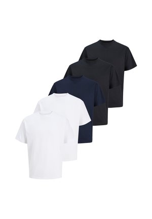 Pięć gładkich t-shirtów z okrągłym dekoltem w kolorach białym, granatowym i czarnym, ułożonych w naprzemienną, nakładającą się formację na białym tle.
