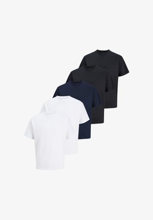 Fem ensfarvede crewneck T-shirts i hvid, marineblå og sort, arrangeret i en forskudt overlappende formation på en hvid baggrund.