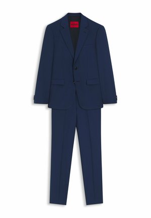 Abito da uomo blu navy con giacca monopetto, rever a lancia, due tasche frontali e pantaloni abbinati, etichettato HUGO all'interno del colletto.