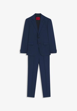 Abito da uomo blu navy con giacca monopetto, rever a lancia, due tasche frontali e pantaloni abbinati, etichettato HUGO all'interno del colletto.