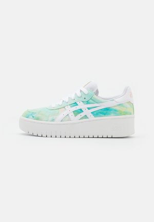 Baskets avec une tige marbrée teal et blanche, lacets blancs et bandes blanches proéminentes. Elles possèdent une semelle blanche épaisse avec des détails texturés.