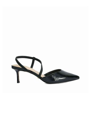 Zapato de charol negro con tacón de tipo kitten, punta puntiaguda y finas tiras cruzadas en el tobillo sobre fondo blanco.