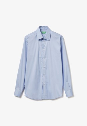 Camicia da uomo azzurro chiaro a maniche lunghe con colletto a punta, chiusura con bottoni e orlo arrotondato. Realizzata in tessuto liscio con una trama semplice.