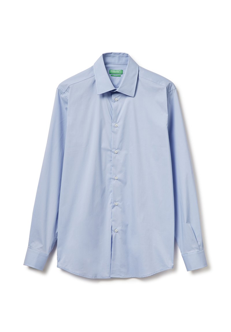 Camisa de vestir azul claro de manga larga con cuello puntiagudo, botones al frente y dobladillo curvado. Fabricada con tela lisa y textura uniforme.