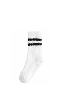 Weiße, flauschige Socke mit drei schwarzen Streifen am oberen Rand. Weicher Stoff, mittellange Höhe bis zur Wade, runde Zehen und nahtloses Design.