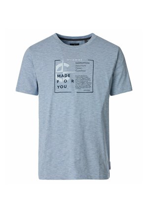 Hellblaues T-Shirt mit kurzen Ärmeln, dünnen horizontalen Streifen und einer schwarz-weißen Grafik mit Navigationsthema und Text auf der Brust.