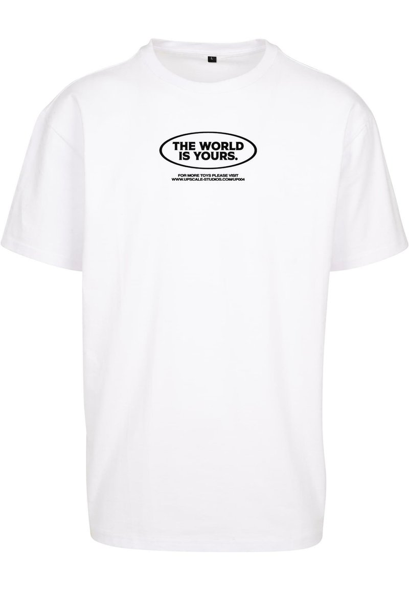 Hvid bomulds T-shirt med korte ærmer, prydet med en sort oval grafisk tekst "VERDEN ER DIN" på forsiden.